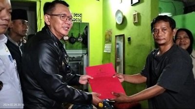 Pj Bupati Bekasi Dani Ramdan Kunjungi Korban Kejahatan Jalanan di Jejalen Jaya
