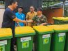 Dukung Program Kampung Iklim,Fajar Paper Serahkan 190 Unit Tempat Sampah ke 10 Desa di Kabupaten Bekasi