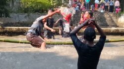 Semarak HUT RI ke-80, Warga Cibadak Pecah Tawa di Lomba Tangkap Ikan dan Tinju Air