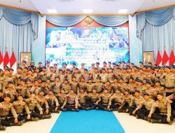 Kapolda Riau Terima Cendera Mata Adat Minangkabau Usai Misi Kemanusiaan di Palembayan