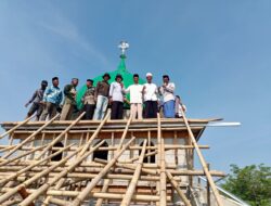 Pengangkatan Kubah Masjid Jami Al-Barokah Berlangsung Khidmat