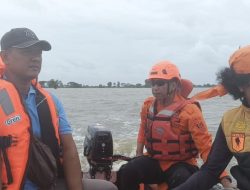Akses Darat Lumpuh, Lansia dan Puluhan KK Dievakuasi Pakai Perahu, Warga Minta Bantuan Darurat