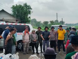 Muspika Kecamatan Pebayuran Bersama TNI–Polri dan Warga Gotong Royong Perbaiki Tanggul Irigasi Jebol di BKG 16