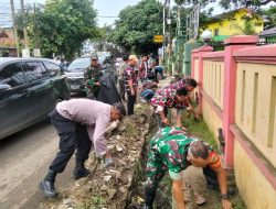 Dalam Rangka Tindak Lanjut Arahan Presiden, Polsek Serang Baru Gelar Karya Bakti Bersama TNI dan Masyarakat