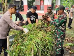 Jelang Ramadhan 1447 H, Aparat dan Warga Setu Turun Tangan Bersihkan Tanggul Kali
