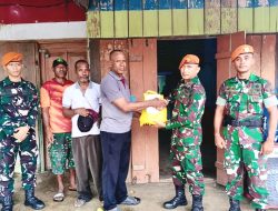 Paskhas Biak Bagikan Sembako ke Lansia di Kampung Bindusi, Biak Timur