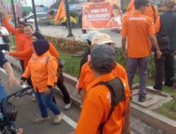 Partai Gerakan Rakyat DPD Kota Bekasi Bagikan Takjil Gratis