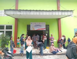 Penyaluran Bantuan Pangan di Kelurahan Kaliabang Tengah Berjalan Tertib dan Lancar
