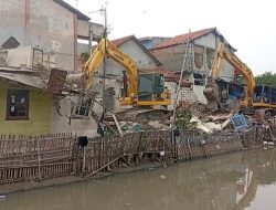 Pemerintah Kota Bekasi Tertibkan 72 Bangunan Liar di SS Rawa Baru untuk Pelebaran Jalan dan Drainase