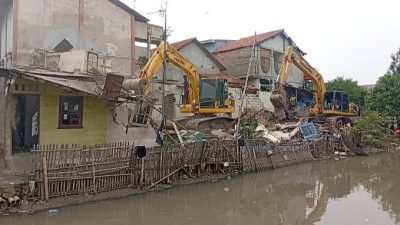 Pemerintah Kota Bekasi Tertibkan 72 Bangunan Liar di SS Rawa Baru untuk Pelebaran Jalan dan Drainase